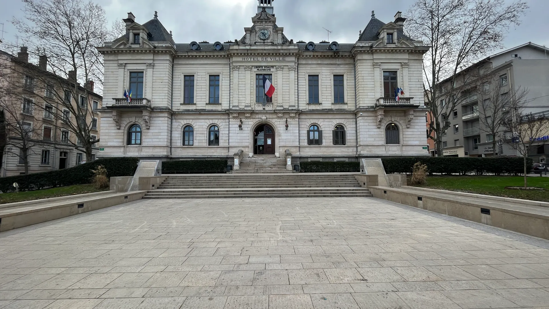 Mairie d'Oullins et son esplanade