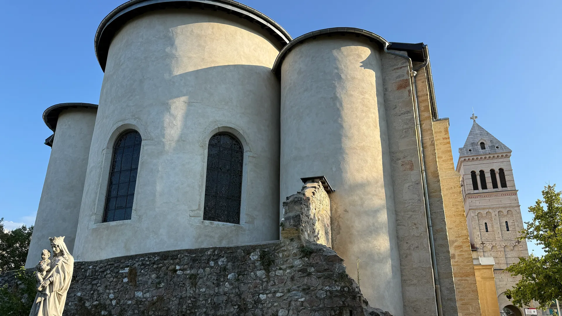 Église Sainte-Foy à Sainte-Foy-lès-Lyon, chevet et clocher