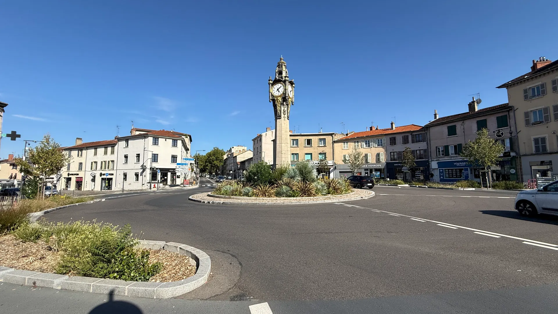 Place Pierre Vauboin et horloge monumentale à Tassin-la-Demi-Lune
